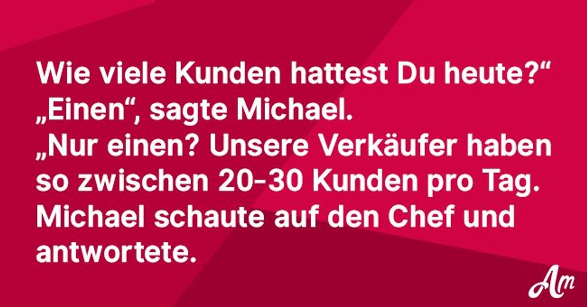 Chef schreit auf den neuen Mitarbeiter vor seinen Kollegen